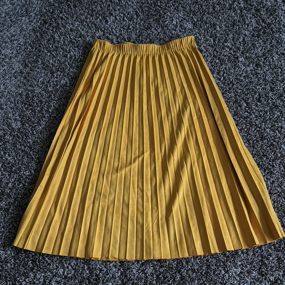 Chic Mustard Pleated Midi Skirt
